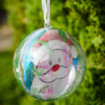 Round ornament with a picture of Santa's face inside
